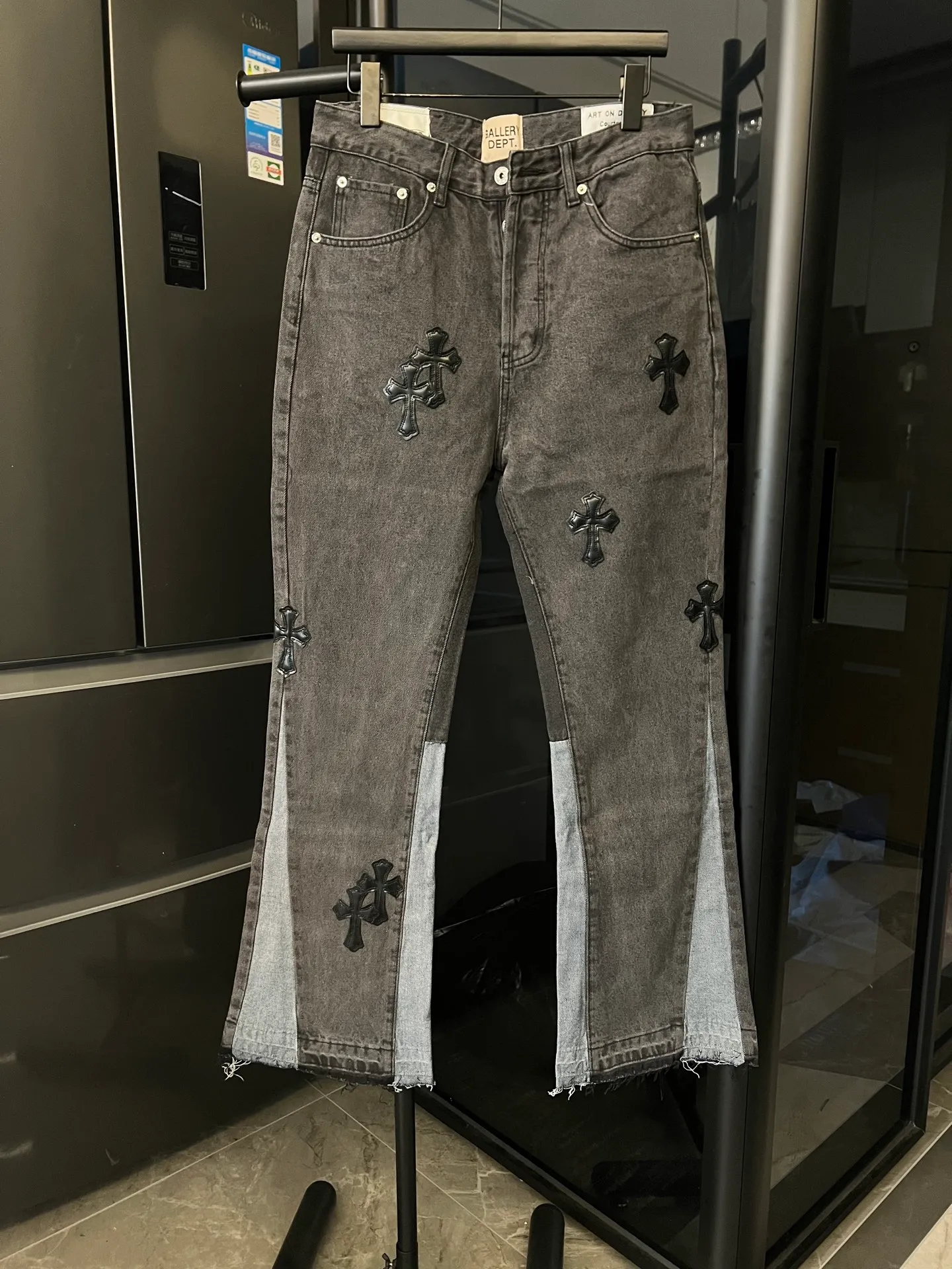 P260 [Next day] Chrome hearts/Chrome hearts GALLERY DEPT cross patch leather joint stitching jeans (black) Size: 28 30 32 34 (corresponding to s-xl) Detailed sizes can be found in the picture